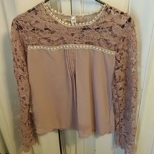 Women's medium delicate top
